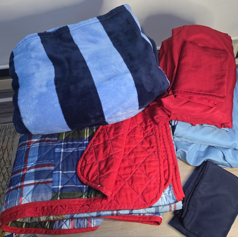Twin Bedding Set - Bedspread, Fleece Blanket, 2 Sheet Sets & Extra Pillow Case